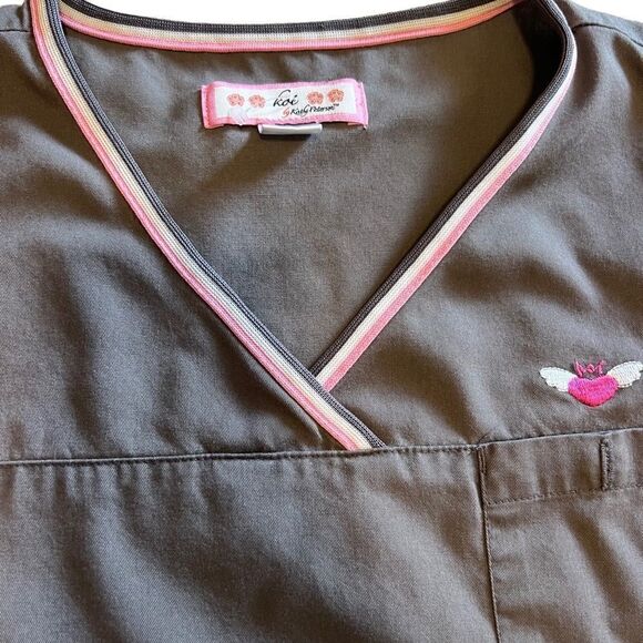 Koi Grey and Pink Scrub Top. Style 113HRT Size Small. Great Condition!! - Picture 2 of 10
